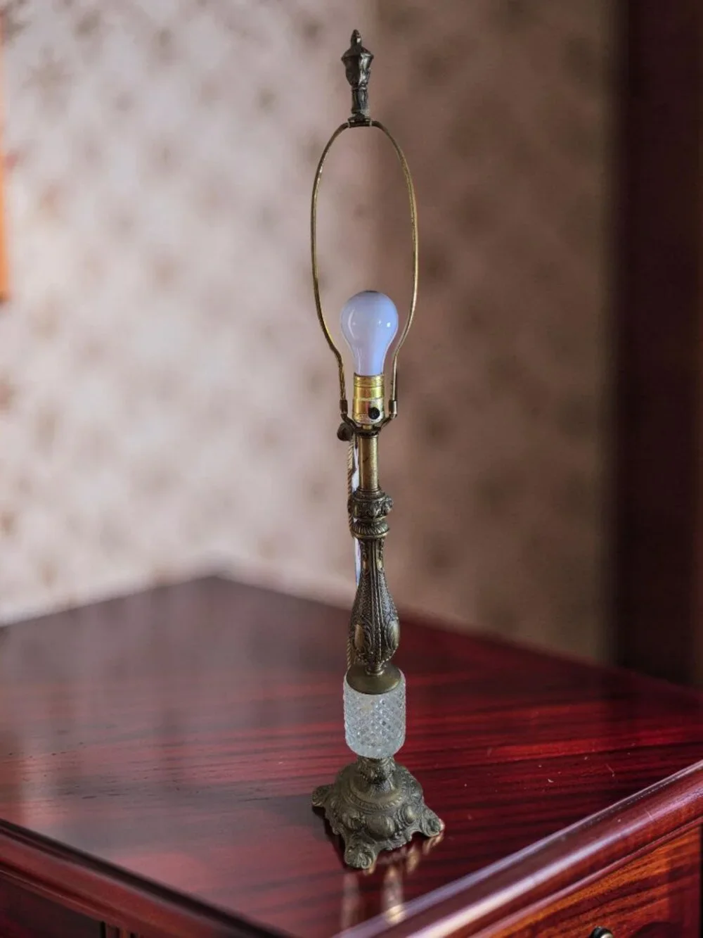Vintage Cambridge Brass/Glass Scrollwork Base Banquet Table Lamp.
